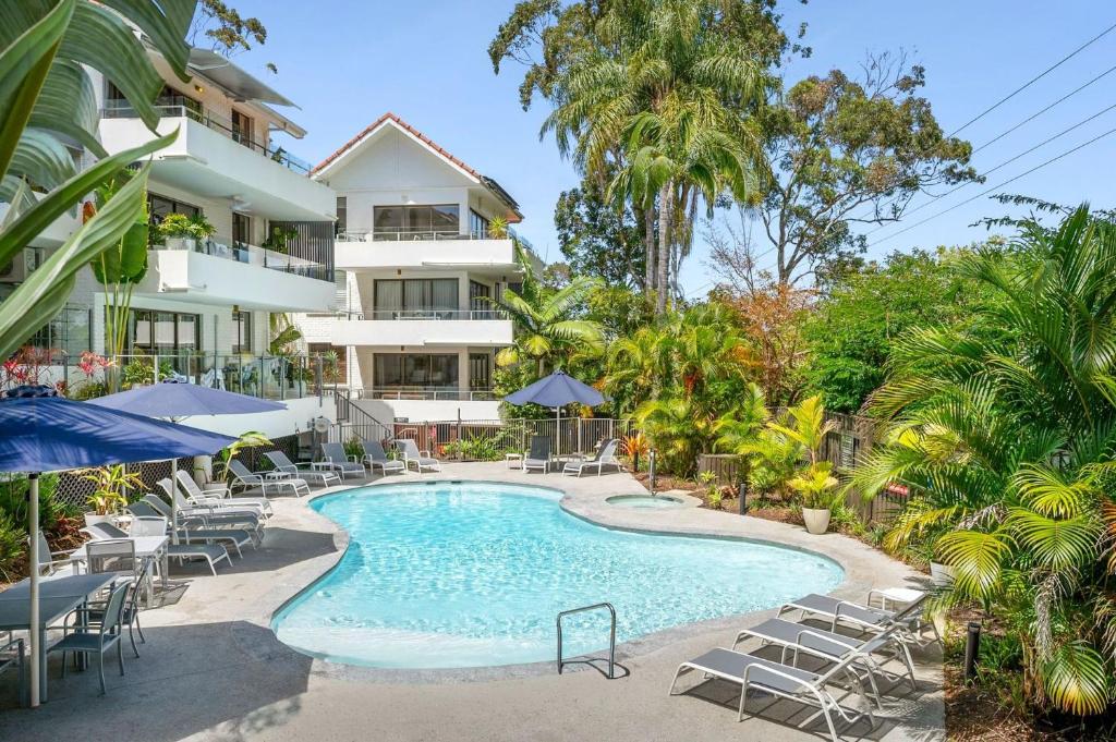 Bazén v ubytování Noosa International 103 - 1 Edgar Bennett Avenue N nebo v jeho okolí