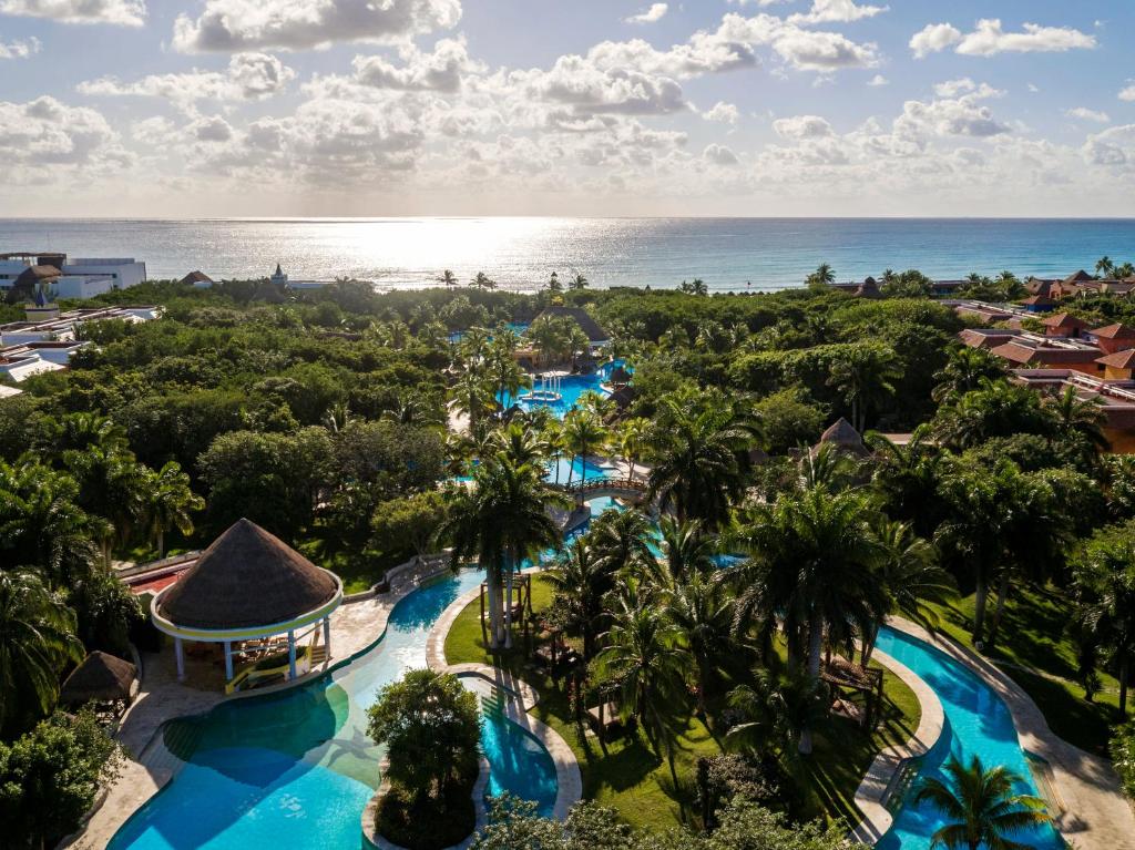 - Vistas aéreas a la piscina del complejo en Iberostar Paraíso del Mar, en Puerto Morelos