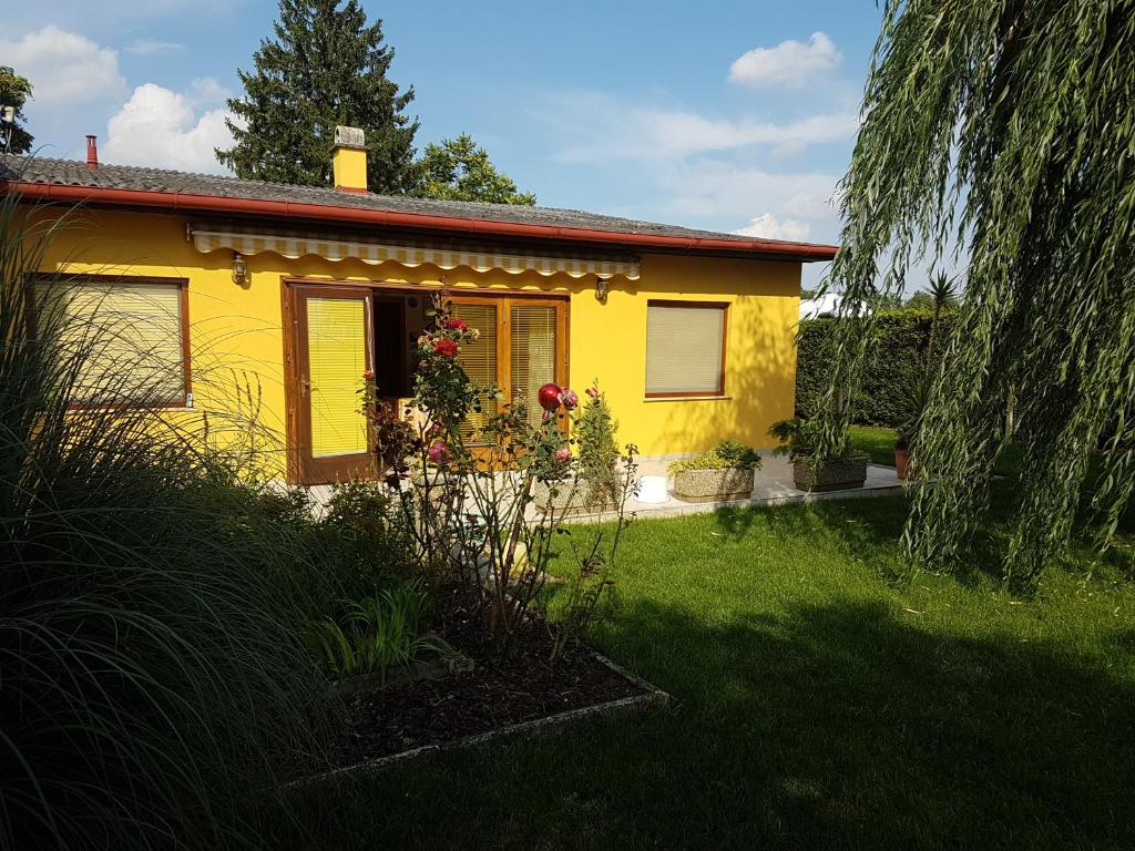 A garden outside Ferienhaus Christian