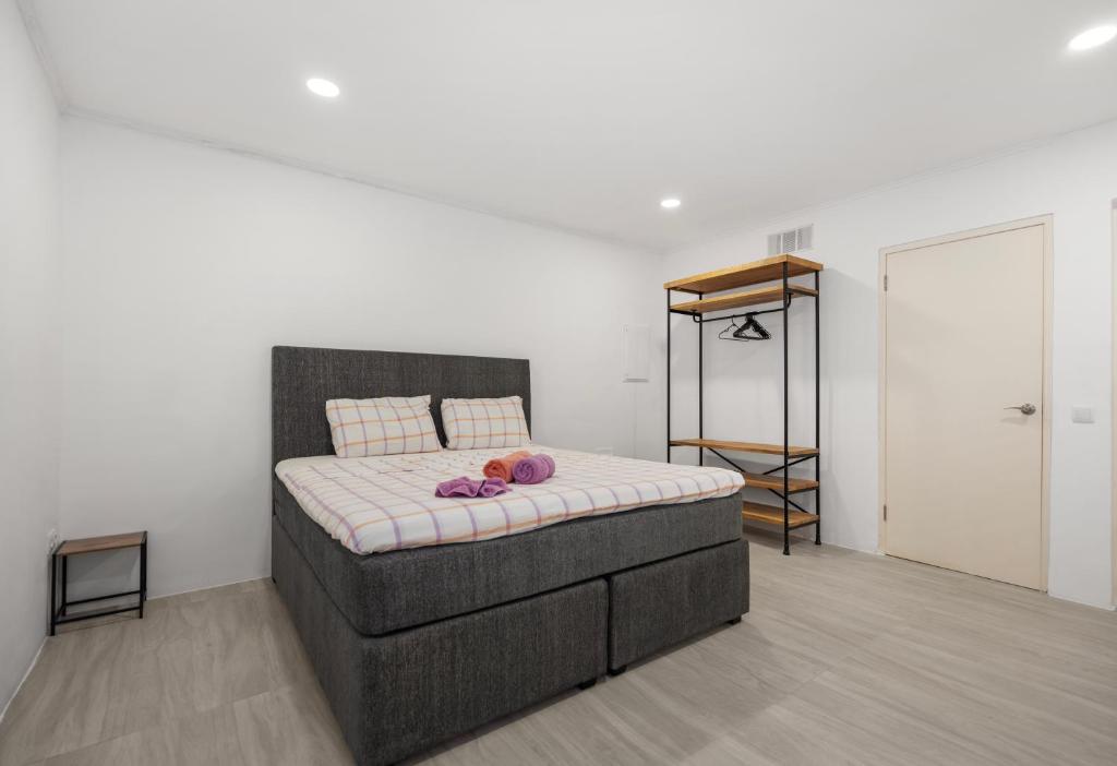 une chambre avec un lit avec une couverture rose dans l'établissement Luxe Huis Met Privzwembad Villapark Fontein, à Fontein