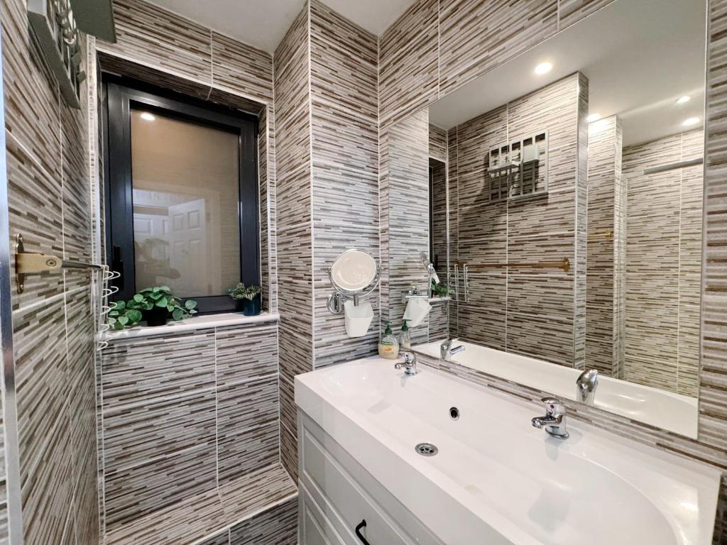 Un baño de Comfy Modern Unit Near Canary Wharf l Top Floor Ideal for Business and Leisure Privacy l