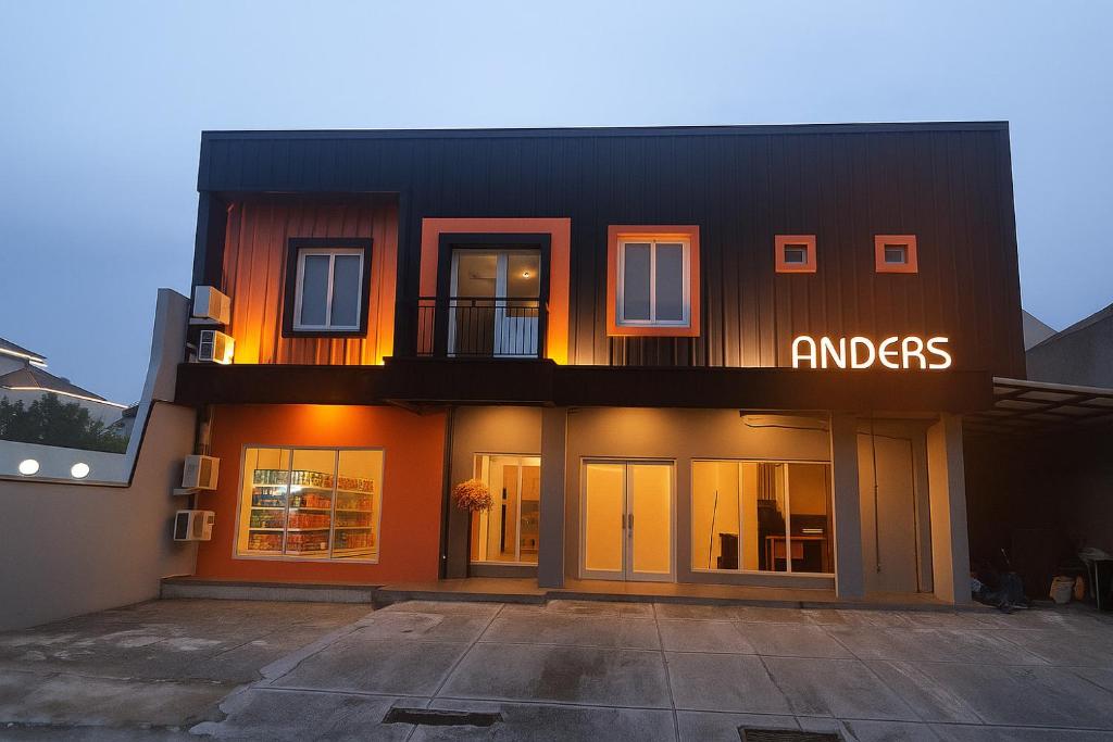 BinongにあるAnders Permata Milleniumの「endisers」と書かれた看板のある建物