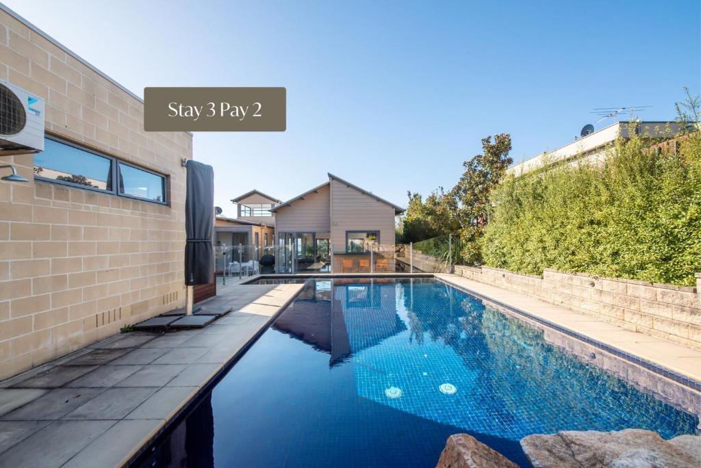 Πισίνα στο ή κοντά στο Rockleigh Bay - Gas Heated Spa and Solar Heated Pool