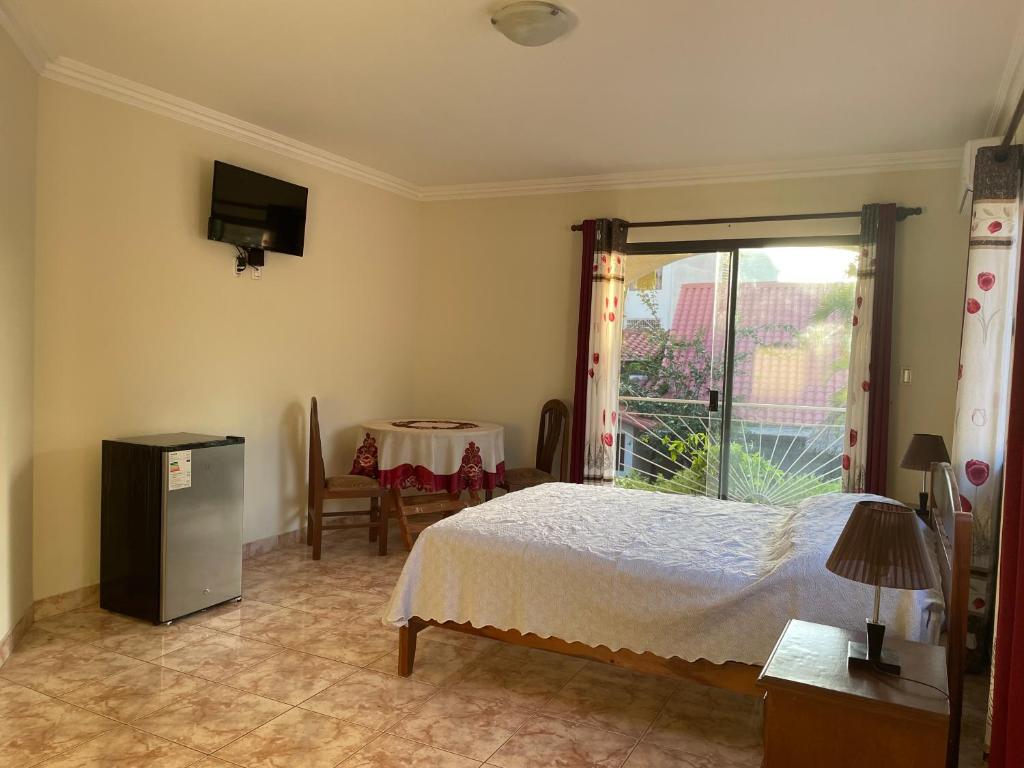 Habitación amplia y cómoda con baño privado-Zona Norte, Santa Cruz