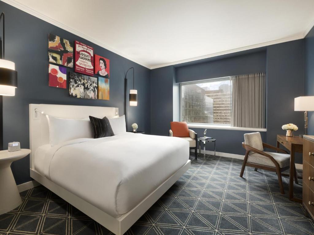 
Fairmont Gold King bed Room
