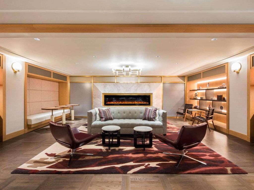 
Signature Fairmont Gold Room 
