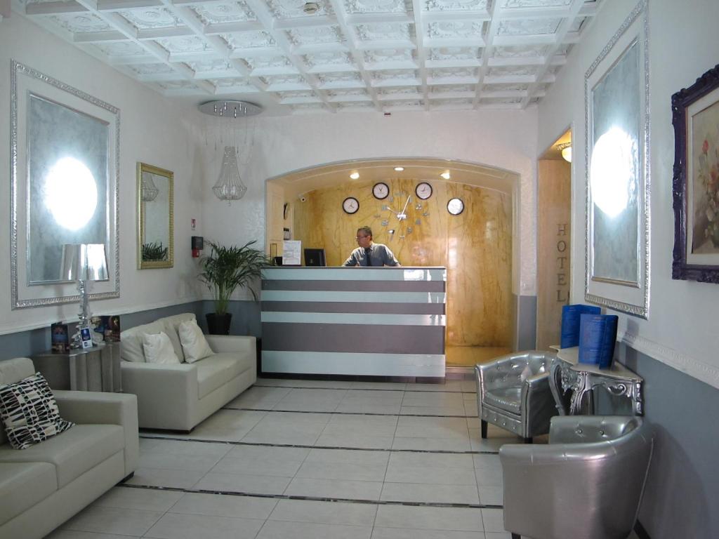 Hotel d'Este tesisinde bir oturma alanı