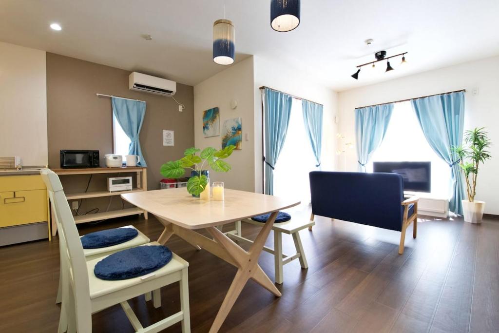 una cucina e una sala da pranzo con tavolo e sedie di Riola 4 a Onna