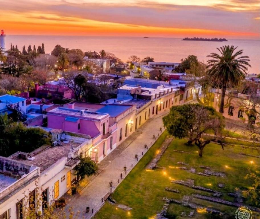 eine Luftaufnahme einer Stadt bei Sonnenuntergang in der Unterkunft La Casa Rosada del Barrio Histórico in Colonia del Sacramento