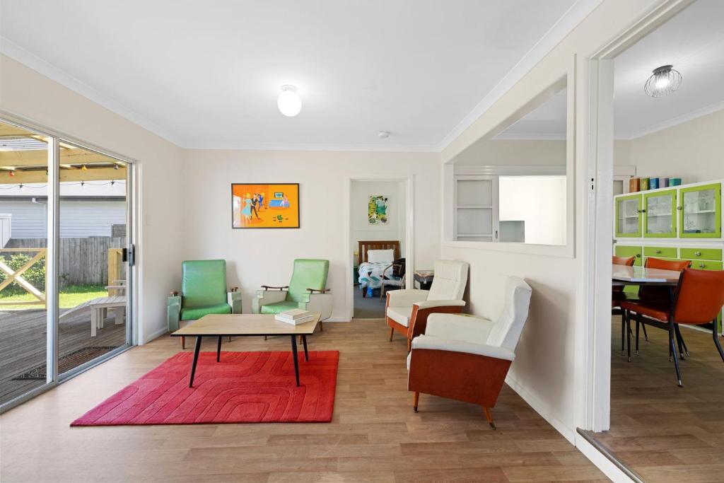 a living room with a table and chairs at Vintage Sunrise in Inverloch