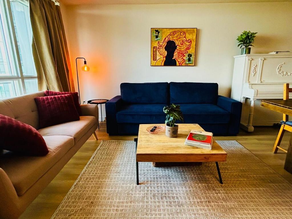 Photo inspiration: Picture Idea: Luxury Lakeview Downtown Condo Parking Den Toronto Updated Prices