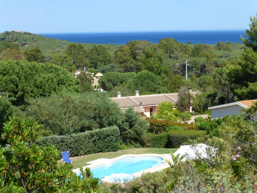 uma casa com piscina e oceano em Villetta Luisella em Santa Margherita di Pula