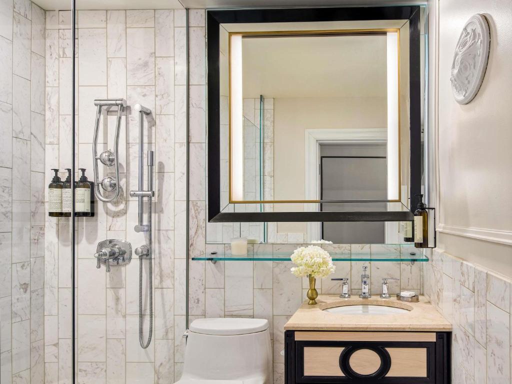 
Fairmont Gold City View King Room
