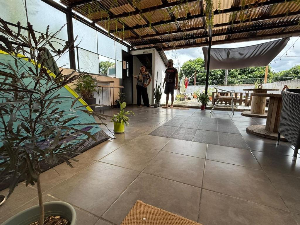 un couple de personnes debout dans un bâtiment avec des plantes dans l'établissement Travelholic zona 4, à Guatemala