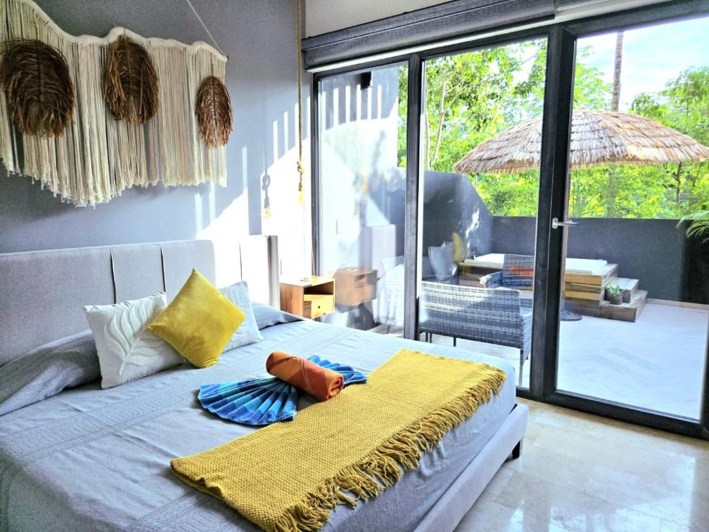 Ένα ή περισσότερα κρεβάτια σε δωμάτιο στο "Tropical Vibe" Private Jacuzzi, Free beach club & Rooftop Pools