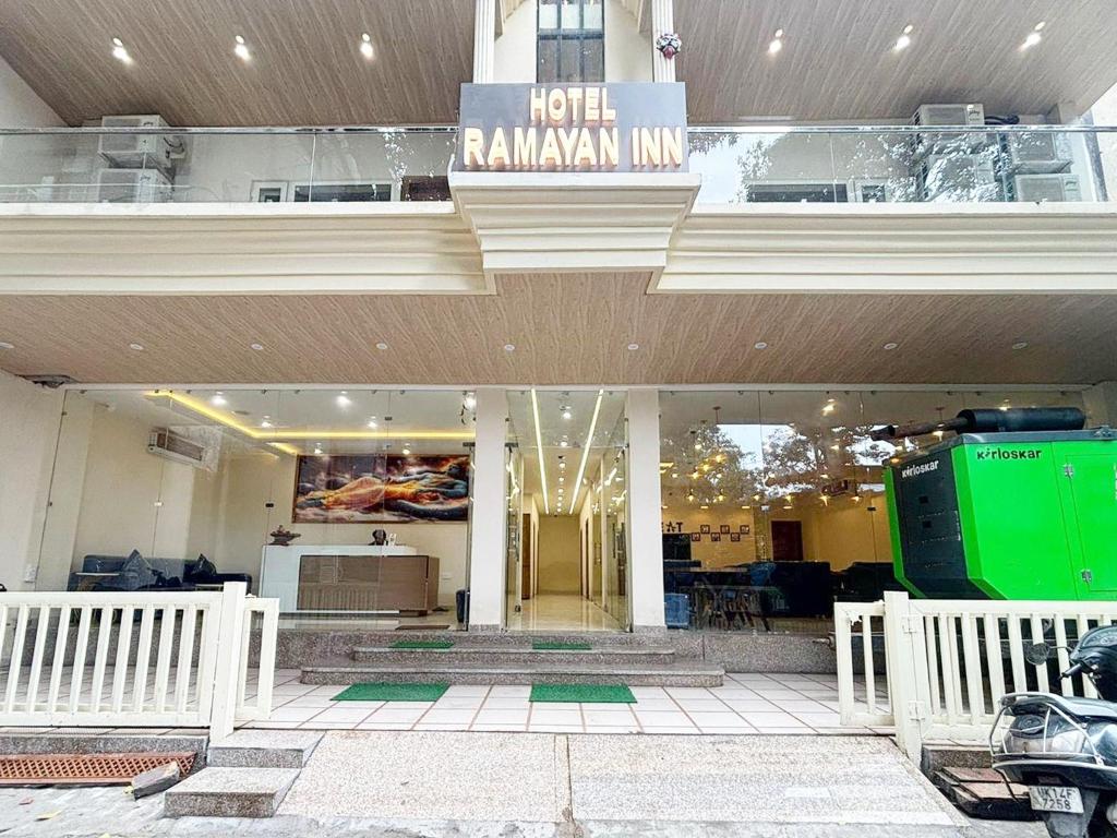 Un hotel Ramadan Inn con vallas blancas frente a un edificio. en Hotel Ramayan Inn, en Rishīkesh
