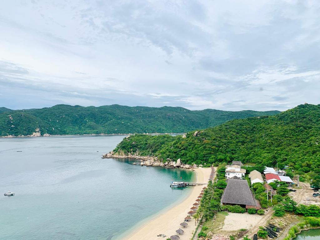 Gallery image of Light Coral Đầm Môn Resort in Vạn Ninh