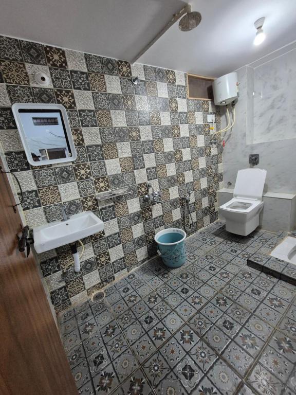 ein Badezimmer mit Waschbecken und Toilette in der Unterkunft Khushi's Paradise Villa hampi in Hampi