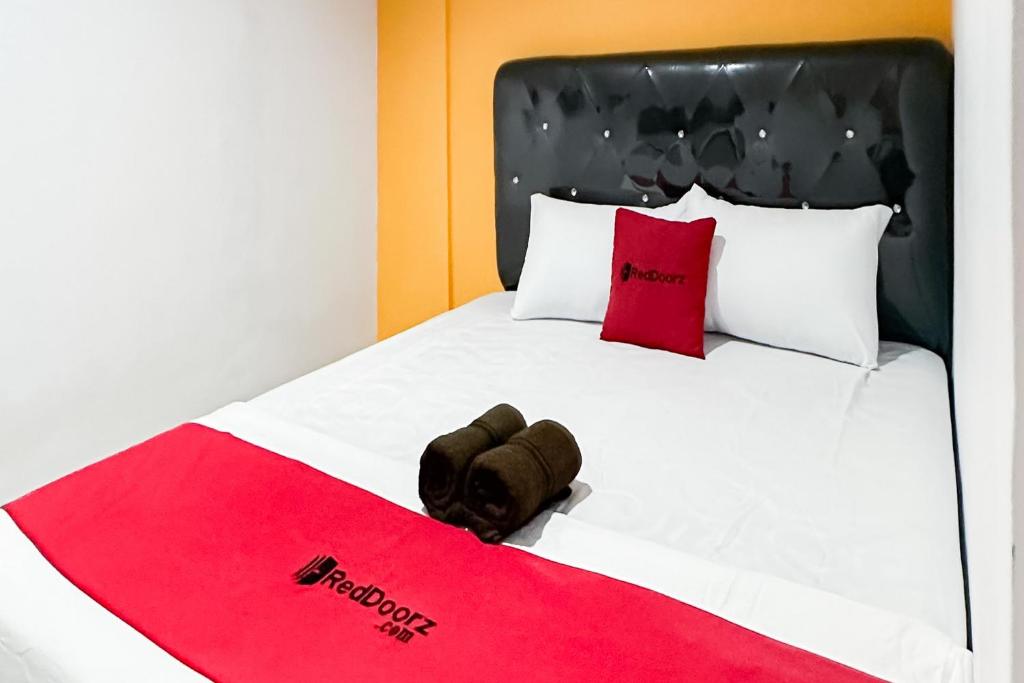 een teddybeer op een bed bij RedDoorz at Batam Center 3 in Pulau Sembakau Kecil