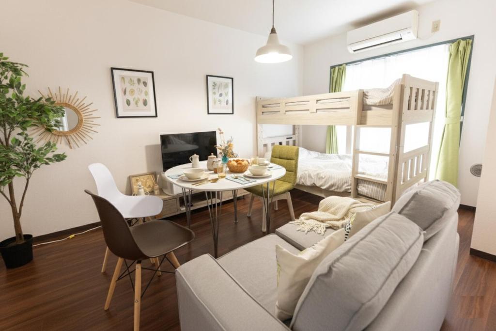 a living room with a bunk bed and a table and chairs at TRIP PERCH 30m2 最大5名 上北沢駅から徒歩6分 新宿から直通 デザイナー監修 in Tokyo