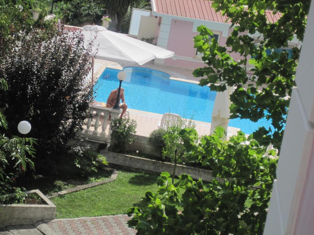 Bazén v ubytování Hotel Gioia Garden nebo v jeho okolí