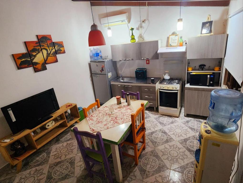 Una cocina con una mesa y un comedor. en pajaroazul, en Ramallo