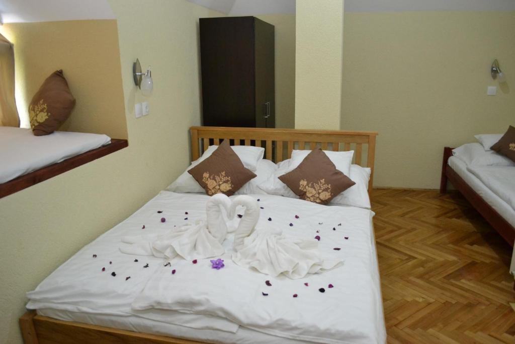 Łóżko lub łóżka w pokoju w obiekcie Ezüstfenyő Hotel