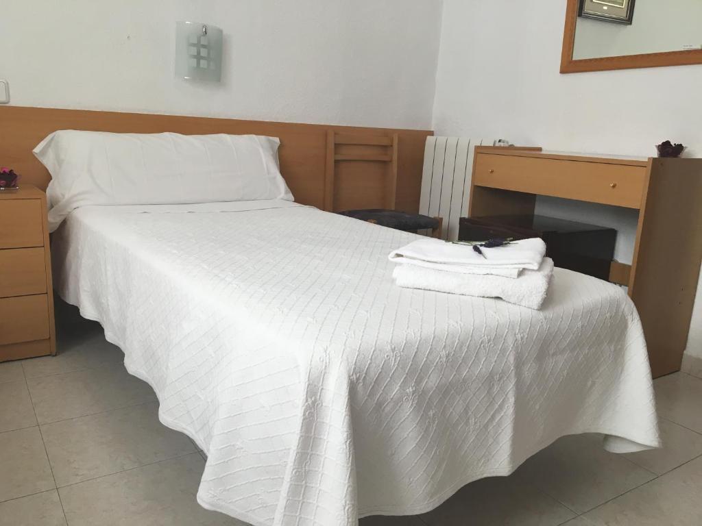 Postel nebo postele na pokoji v ubytování Hostal R. Lido