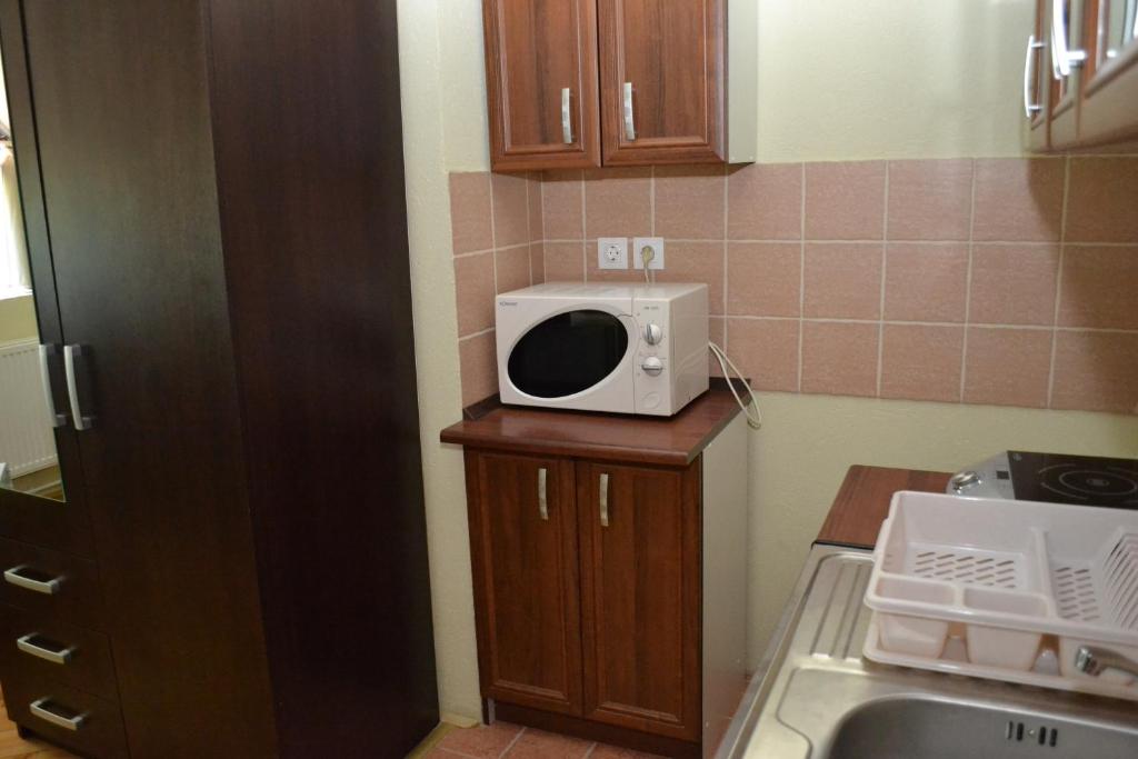 Kuchnia lub aneks kuchenny w obiekcie Ezüstfenyő Hotel