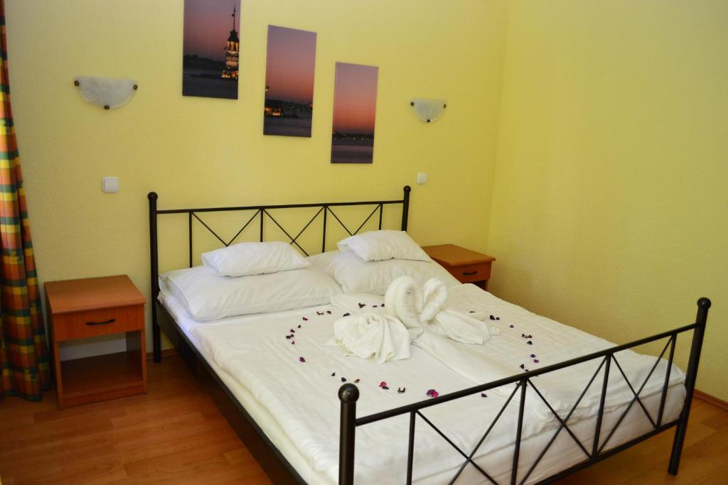 Łóżko lub łóżka w pokoju w obiekcie Ezüstfenyő Hotel