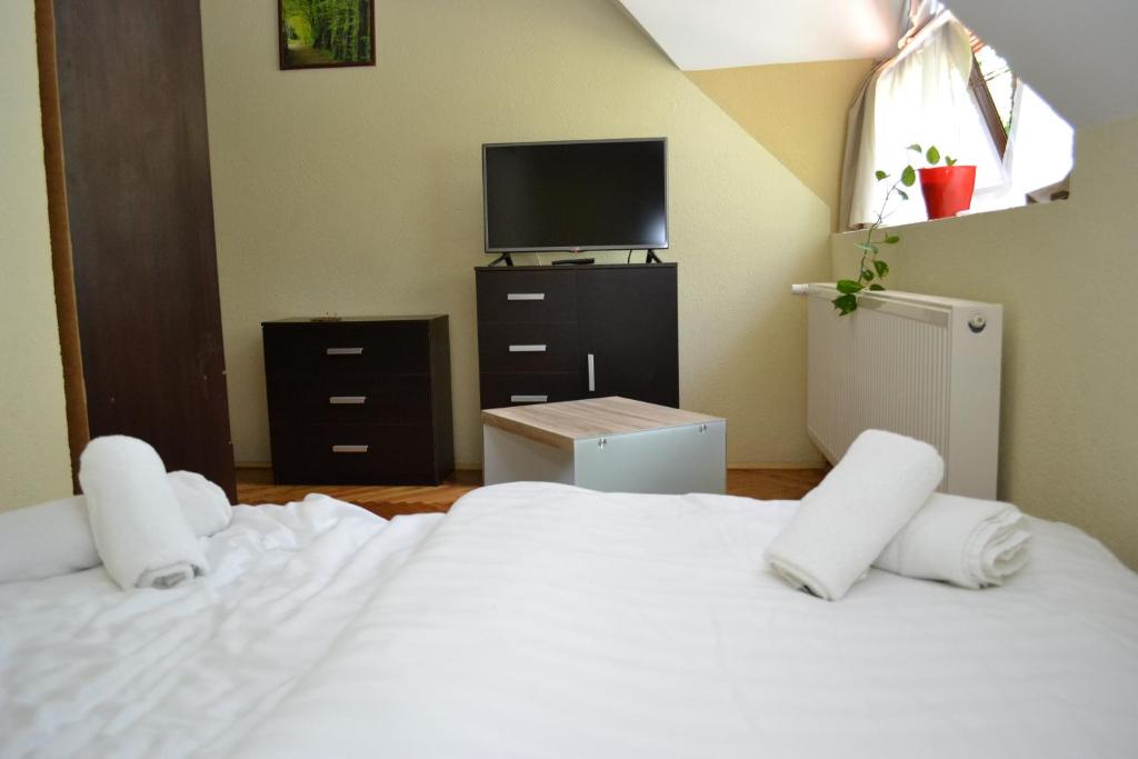 Łóżko lub łóżka w pokoju w obiekcie Ezüstfenyő Hotel