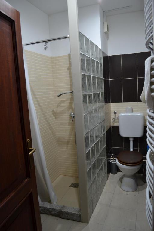 Łazienka w obiekcie Ezüstfenyő Hotel