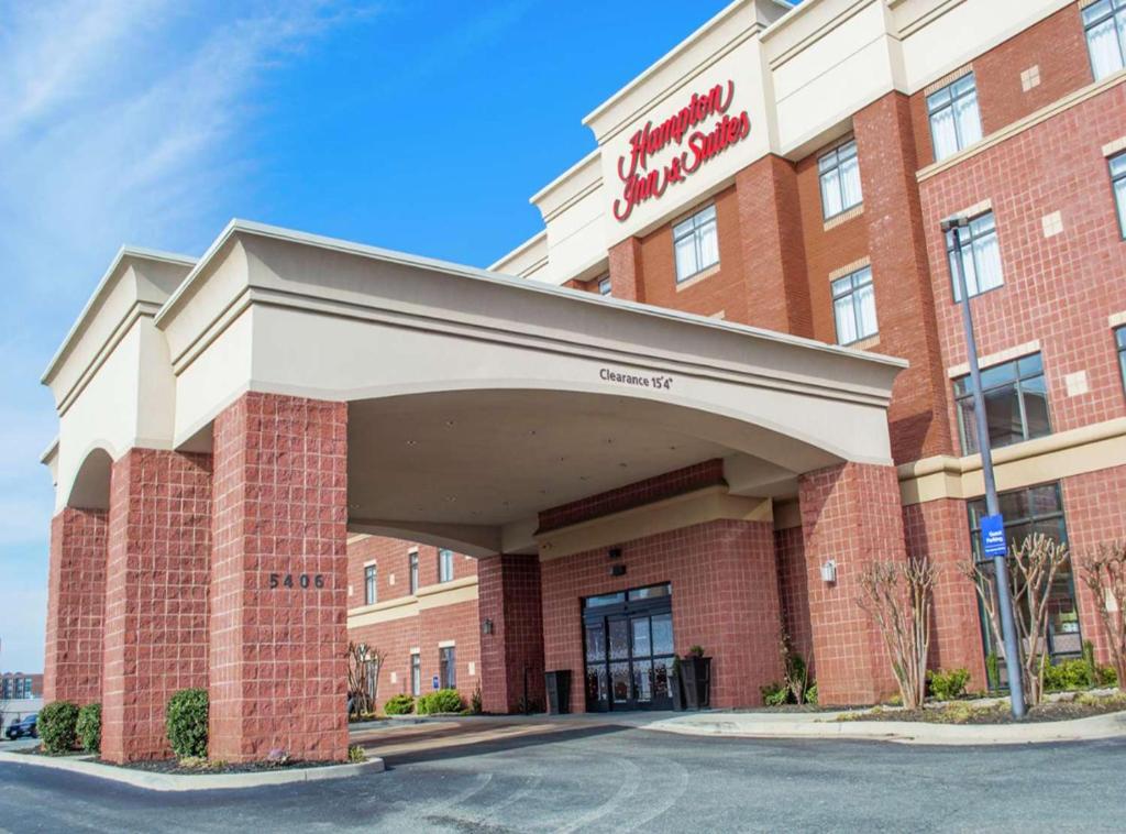 a front view of a hotel with a sign on it at Hampton Inn & Suites Richmond Glenside in Richmond