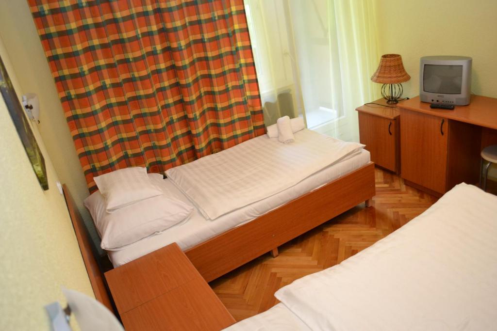 Łóżko lub łóżka w pokoju w obiekcie Ezüstfenyő Hotel