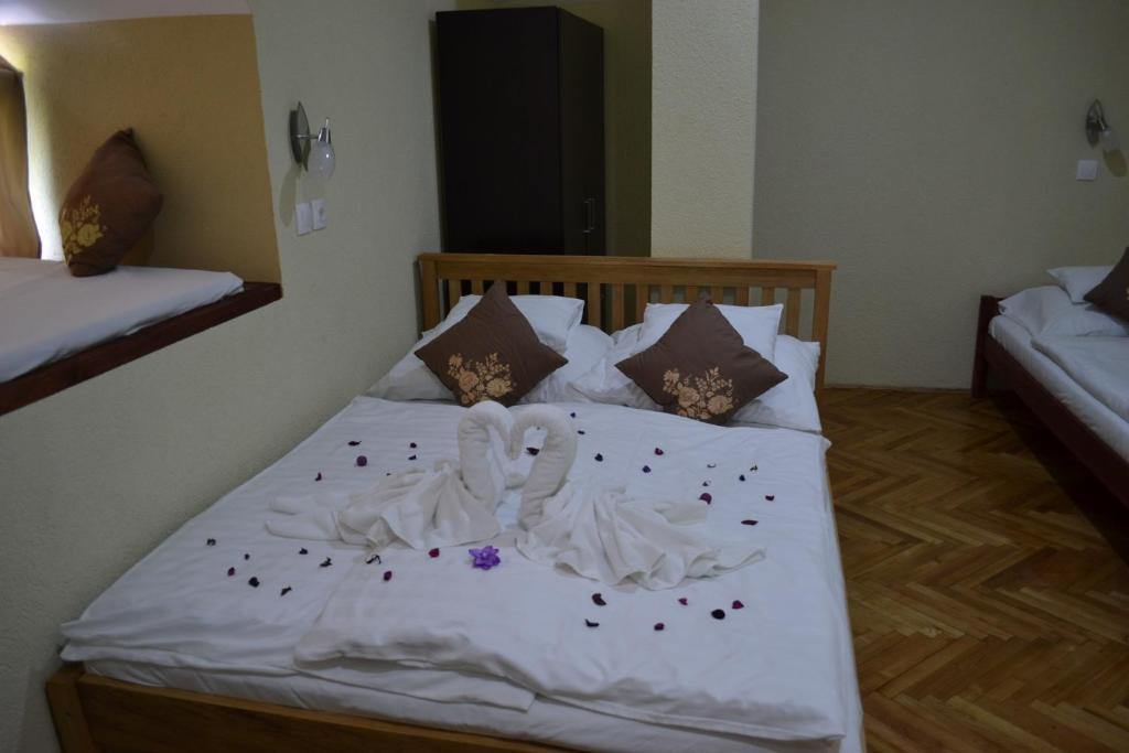 Łóżko lub łóżka w pokoju w obiekcie Ezüstfenyő Hotel