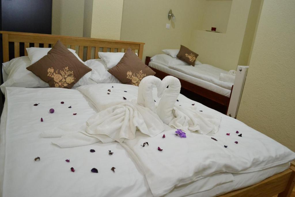 Łóżko lub łóżka w pokoju w obiekcie Ezüstfenyő Hotel