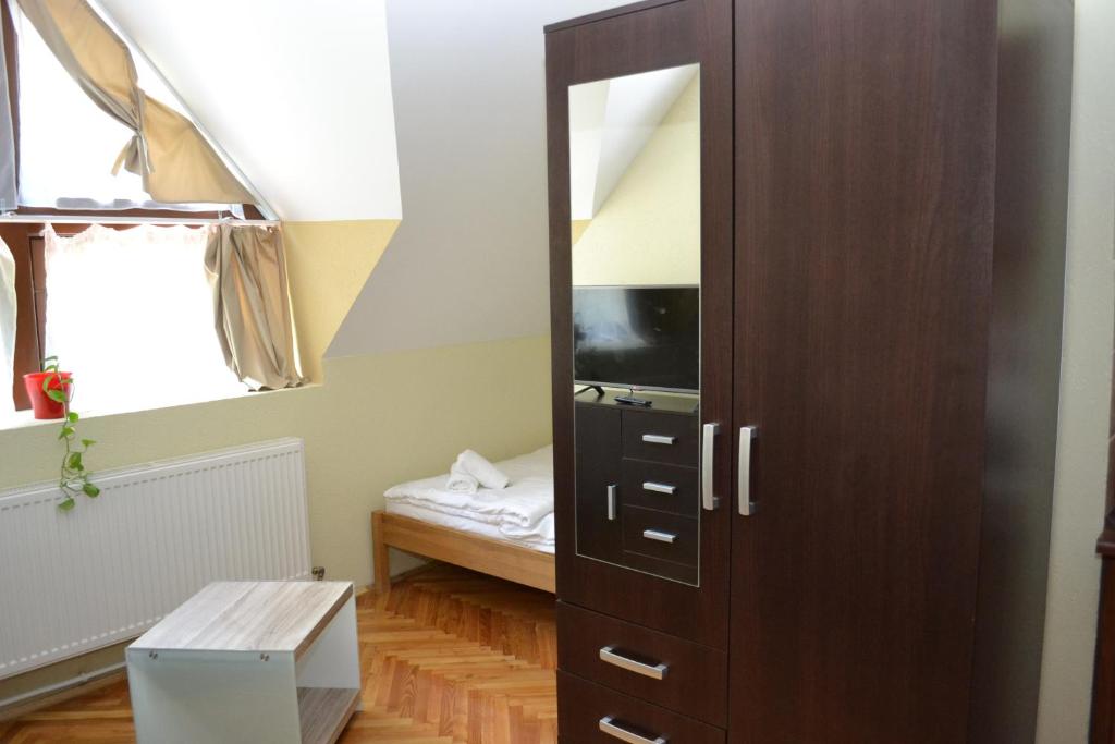 Łóżko lub łóżka w pokoju w obiekcie Ezüstfenyő Hotel