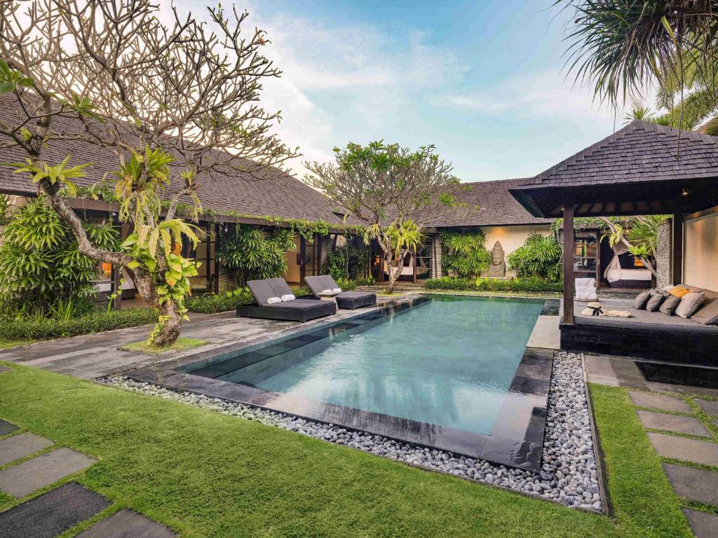 una piscina en el patio trasero de una casa en Peppers Seminyak, en Seminyak