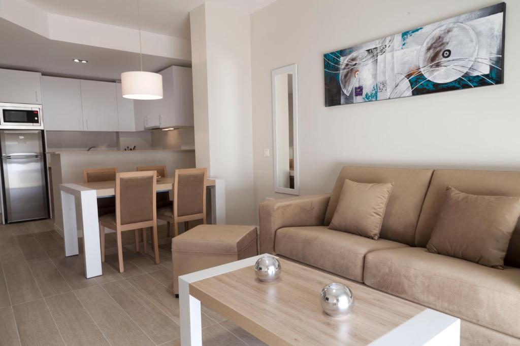 A kitchen or kitchenette at Apartamentos Pinar Malaga Centro