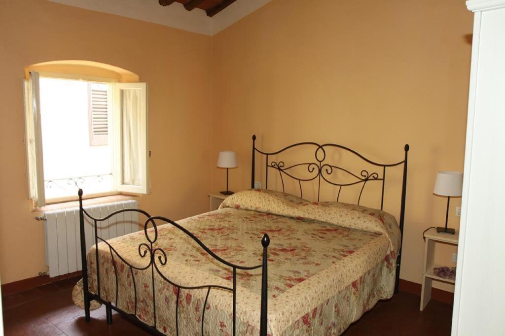 モンテカティーニ・テルメにあるAffittacamere Gir di Muraのベッドルーム(ベッド1台、窓付)