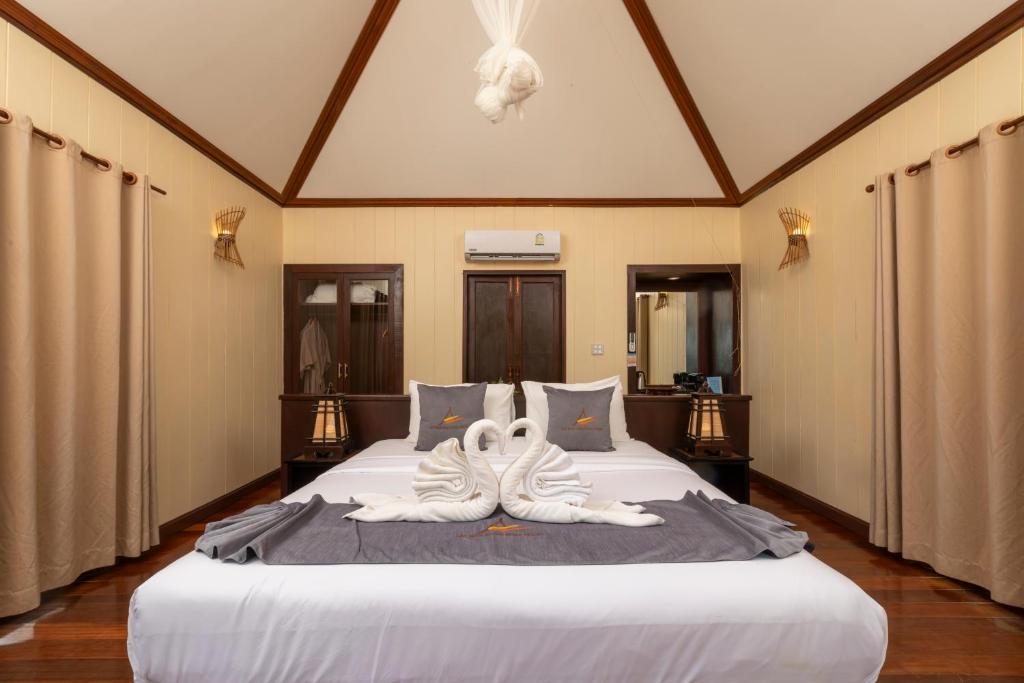 sypialnia z dwoma białymi ręcznikami na łóżku w obiekcie Koh Mook Sivalai Beach Resort w mieście Ko Mook