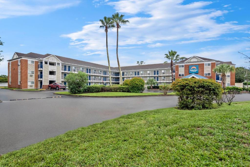 Un gran edificio con palmeras delante. en Suburban Studios Stuart near Federal Hwy 1, en Stuart