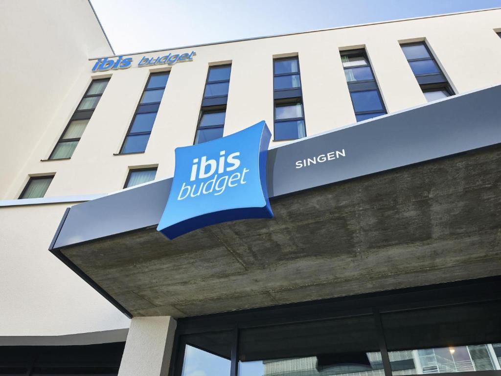 un panneau à l'avant du bâtiment de l'hôpital dans l'établissement Ibis Budget Singen, à Singen