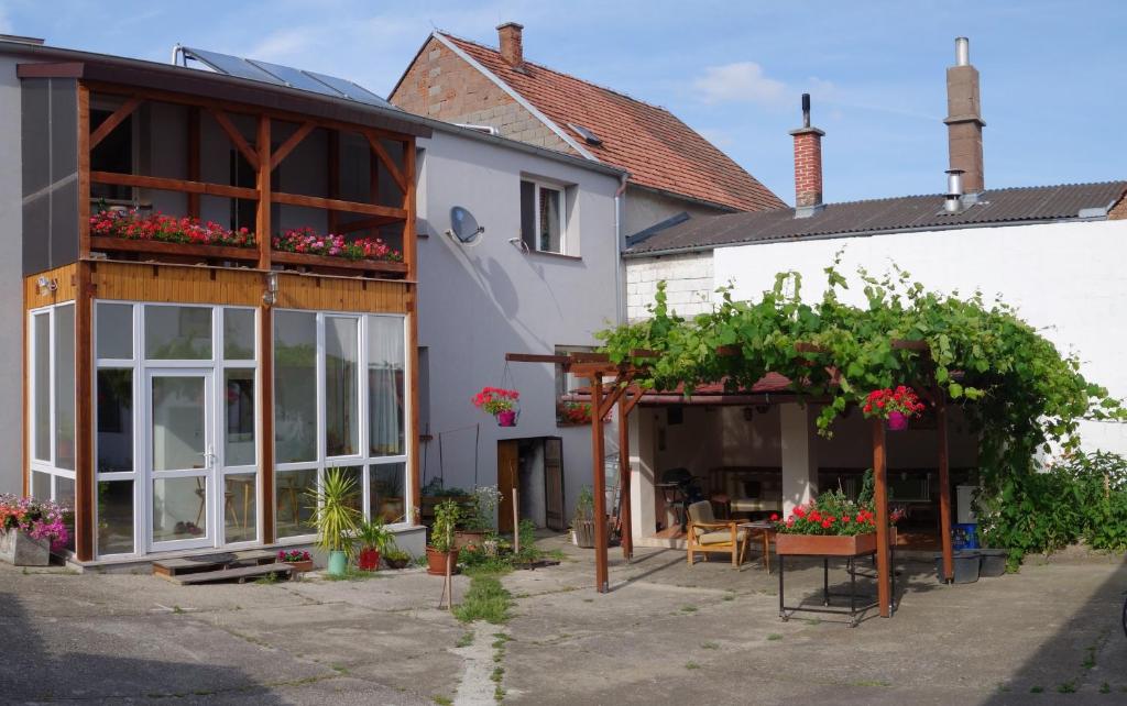 ein Haus mit vielen Fenstern in der Unterkunft Gasthaus Helena in Mörbisch am See