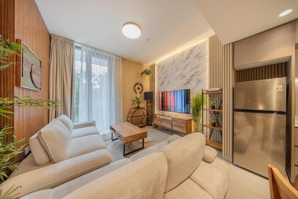 Una televisión o centro de entretenimiento en 2BR Tree House in AlJada by Arada - 3WC- Workstation