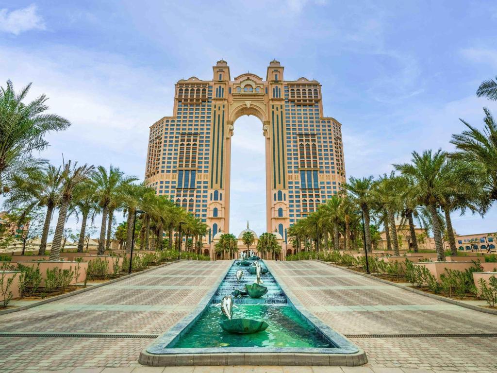 アブダビにあるRixos Marina Abu Dhabiのゲートウェイアーチとラスベガス宮殿の眺め