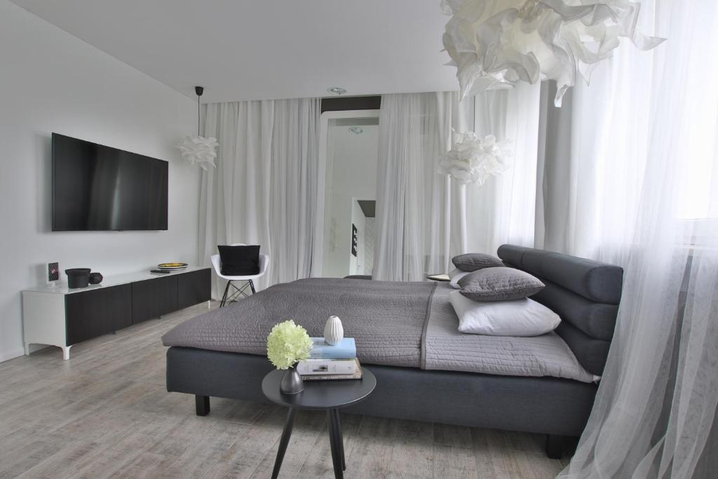 Televízia a/alebo spoločenská miestnosť v ubytovaní Apartament Zbożowy Rynek 2