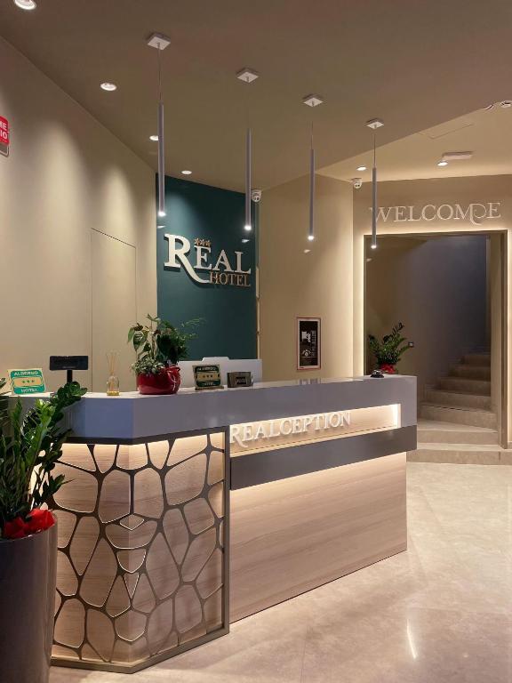 Ο χώρος του λόμπι ή της ρεσεψιόν στο Hotel Real