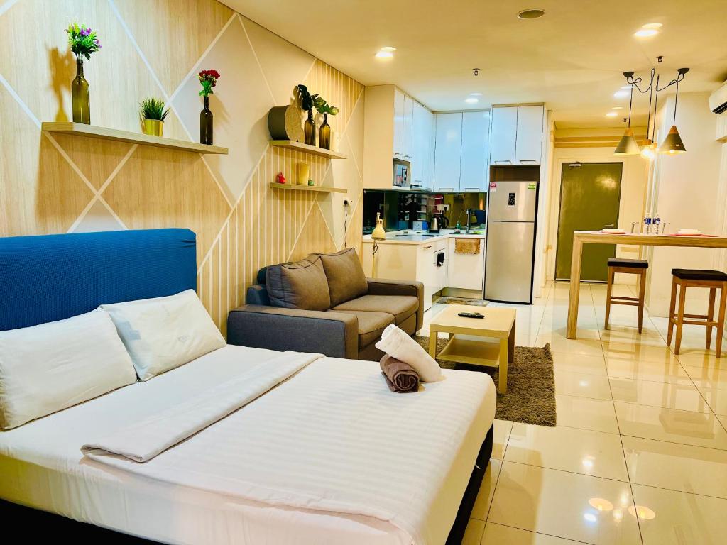 a bedroom with a bed and a living room and a kitchen at Summer Suites Best Western Home Klcc in Kuala Lumpur