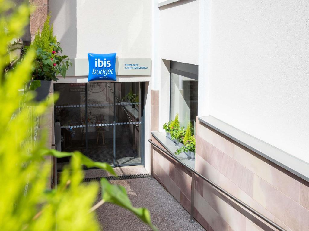 a sign on the side of a building that reads jobs divide at Ibis Budget Strasbourg Centre Republique in Strasbourg